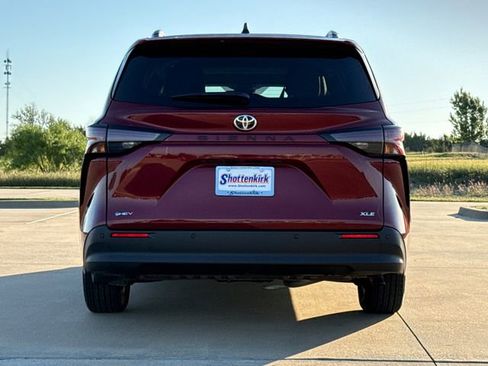 Used 2026 Toyota Sienna XLE FWD image 6