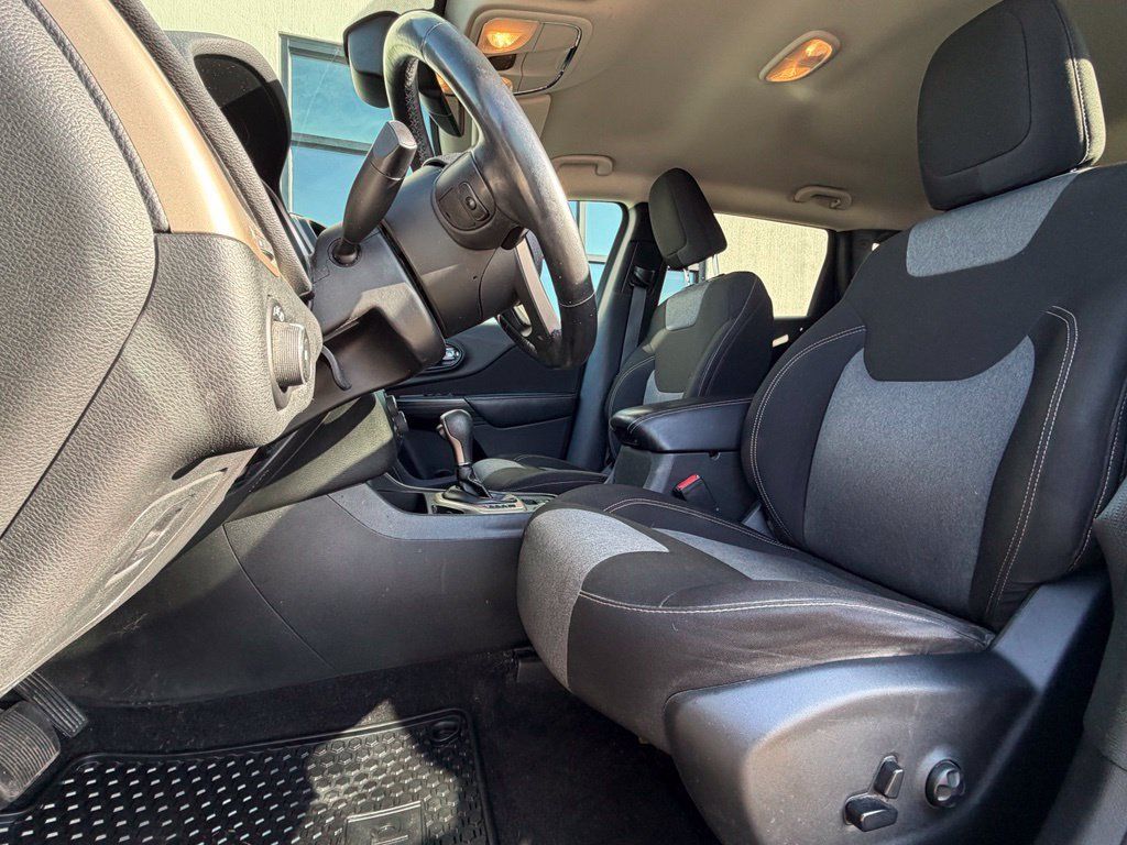 Used 2014 Jeep Cherokee Latitude w/ Comfort/Convenience Group FWD image 6