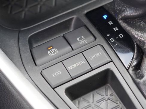 Used 2020 Toyota RAV4 XLE w/ Convenience Package FWD image 34