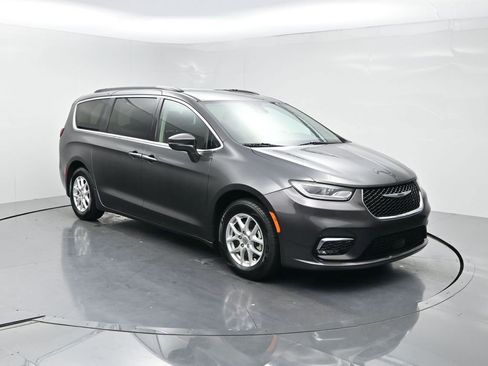 Used 2022 Chrysler Pacifica Touring-L FWD image 2