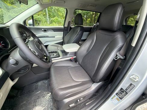 Used 2023 Kia Carnival LX FWD image 11