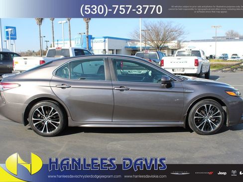 Used 2020 Toyota Camry SE image 6