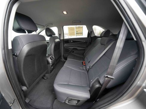 Used 2016 Kia Sorento L image 23