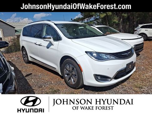 Used 2017 Chrysler Pacifica Platinum FWD image 1