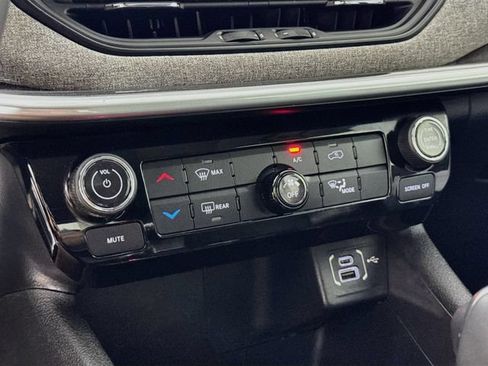 Used 2022 Jeep Compass Latitude w/ Sun and Sound Group AWD/4WD image 25