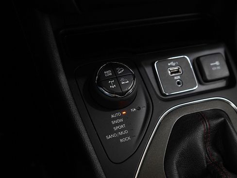 Used 2019 Jeep Cherokee Trailhawk w/ Cold Weather Group image 23