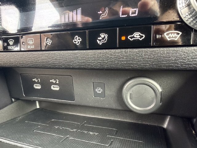 Used 2025 Mitsubishi Outlander AWD image 34