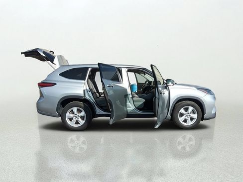 Used 2021 Toyota Highlander L FWD image 16