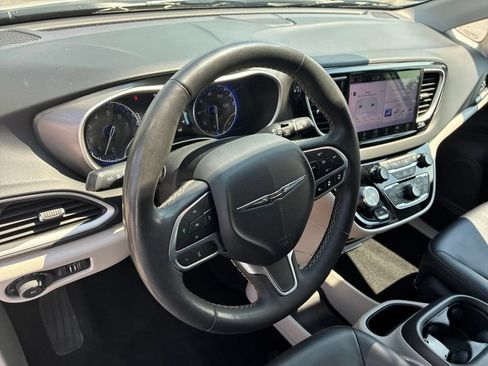 Used 2024 Chrysler Pacifica Touring-L FWD image 24