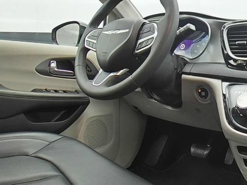 Used 2024 Chrysler Pacifica Touring-L FWD image 20