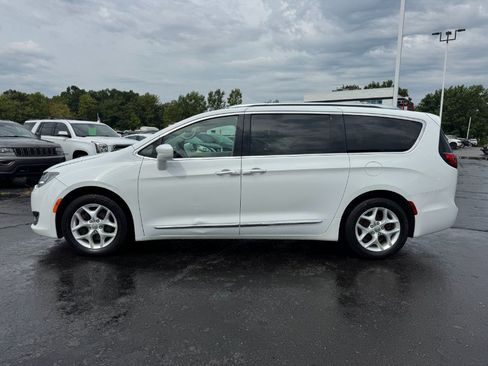 Used 2018 Chrysler Pacifica Touring-L w/ Tire & Wheel Group FWD image 2