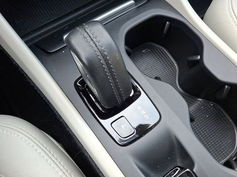 Used 2021 Volvo XC40 T5 Momentum w/ Premium Package image 12