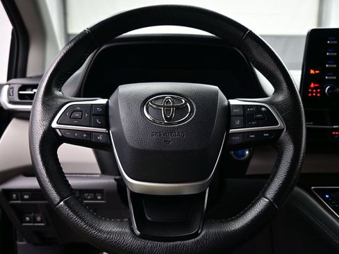 Used 2024 Toyota Sienna XLE FWD image 25