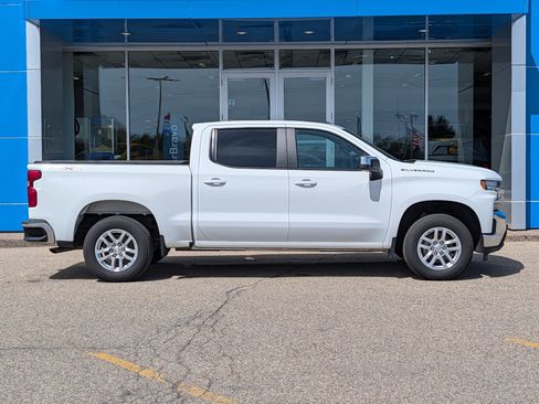 Used 2022 Chevrolet Silverado 1500 LT AWD/4WD image 2
