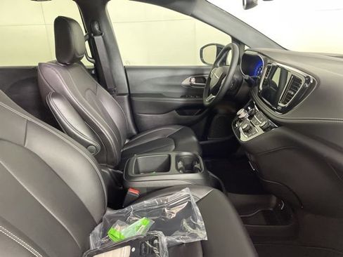 New 2026 Chrysler Pacifica Select FWD image 13