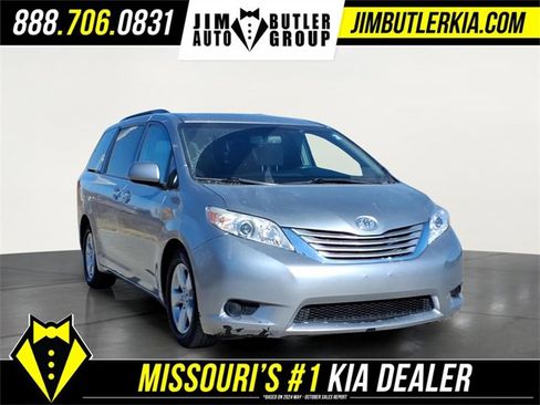 Used 2017 Toyota Sienna LE image 28