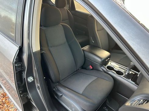 Used 2019 Nissan Pathfinder S image 16