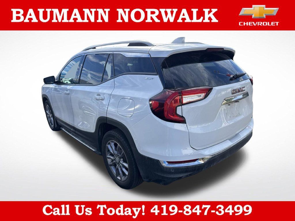 Used 2022 GMC Terrain SLT AWD/4WD image 2