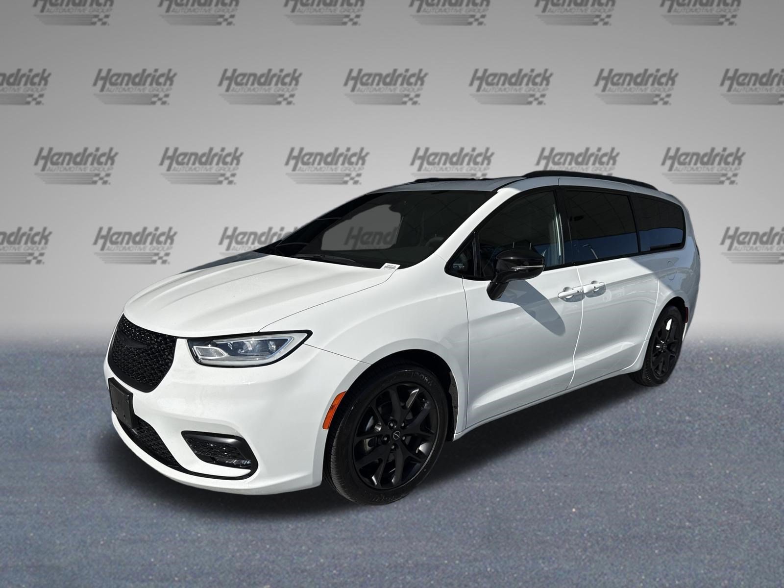 Used 2025 Chrysler Pacifica Limited FWD image 5