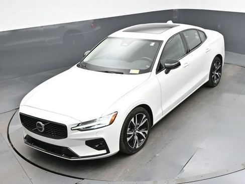 Used 2025 Volvo S60 B5 Core FWD image 19