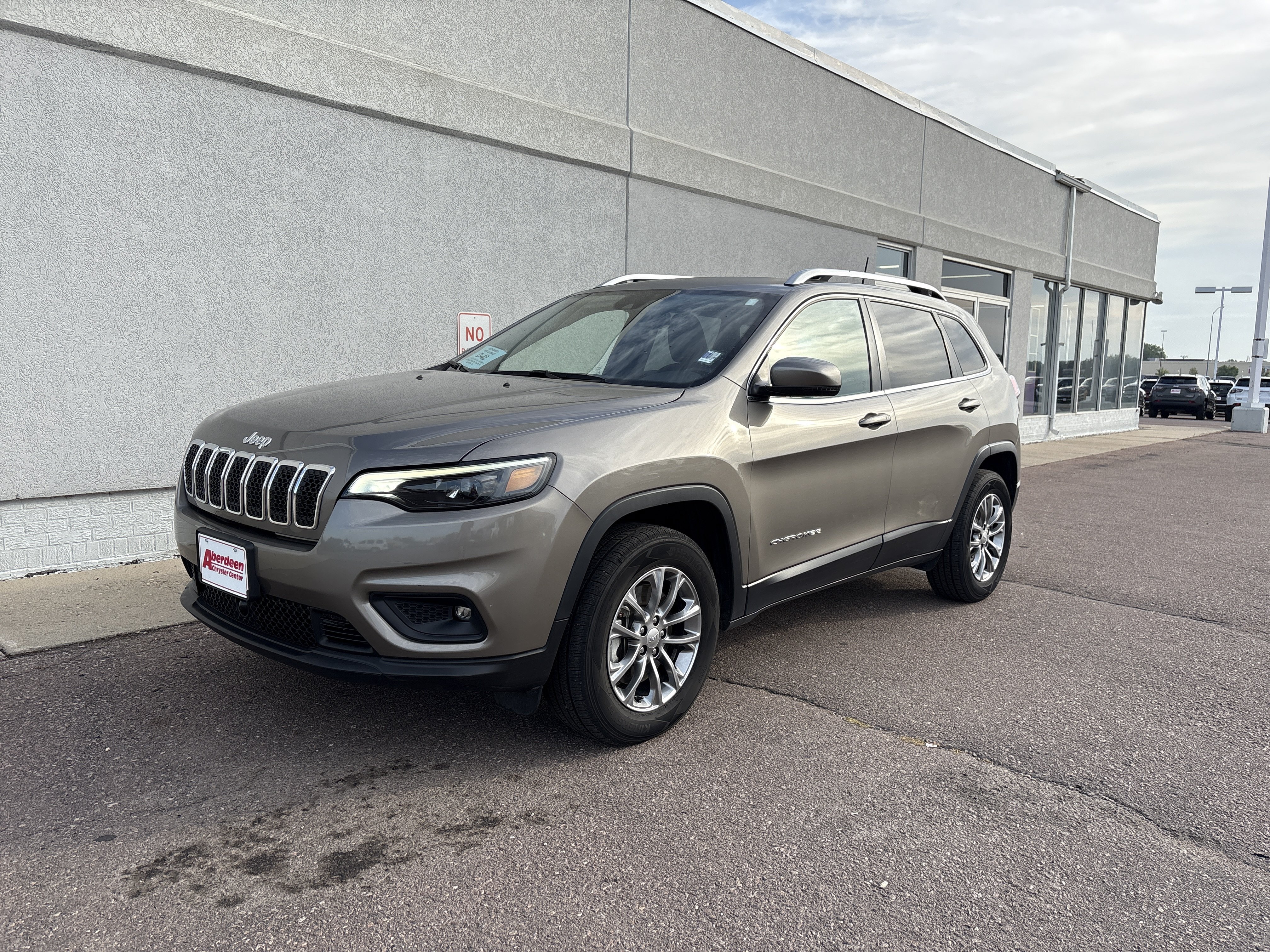 Used 2021 Jeep Cherokee Latitude Lux w/ Comfort/Convenience Group AWD/4WD image 2