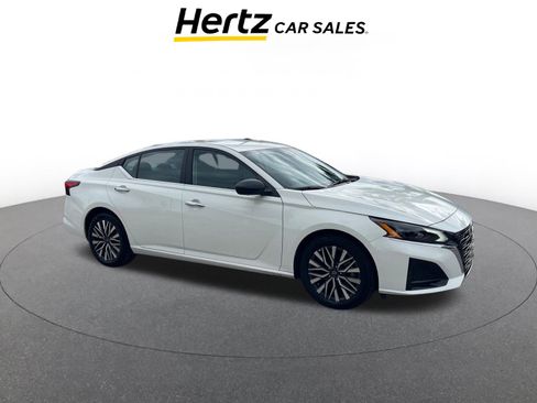 Used 2025 Nissan Altima 2.5 SV image 1