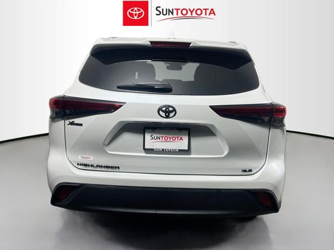 Used 2023 Toyota Highlander XLE FWD image 5