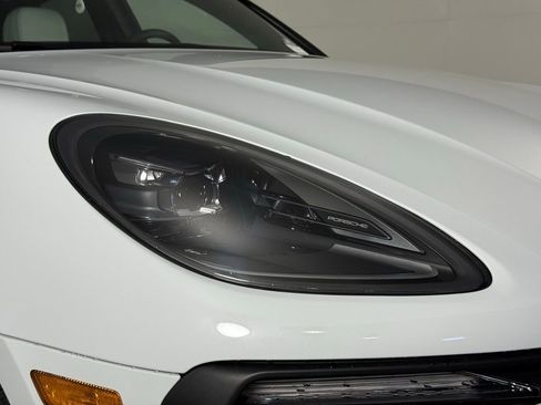Certified 2025 Porsche Macan image 15