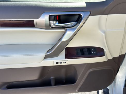 Used 2019 Lexus GX 460 image 23