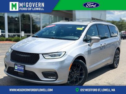 Used 2021 Chrysler Pacifica Limited w/ Uconnect Theater Family Group