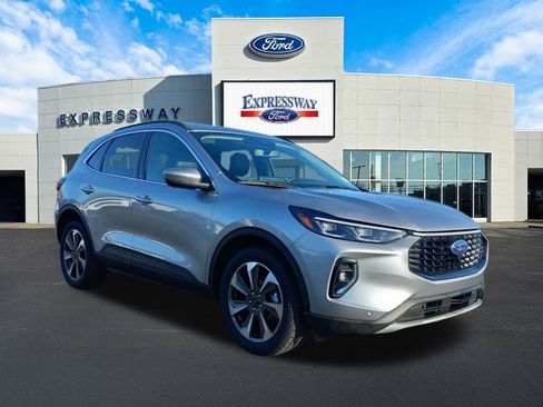 Used 2023 Ford Escape Platinum image 4