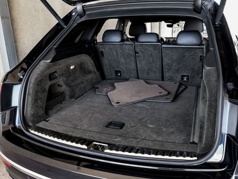 Used 2017 Bentley Bentayga image 53