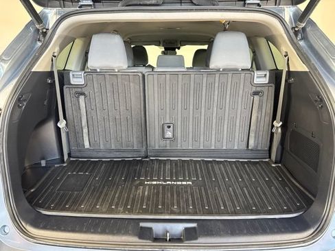 Used 2021 Toyota Highlander LE AWD/4WD image 22