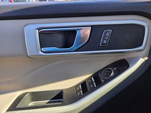 Used 2021 Ford Explorer XLT image 26