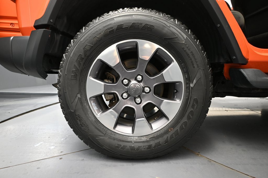 Used 2018 Jeep Wrangler Unlimited Sahara w/ Dual Top Group AWD/4WD image 12