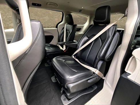 Used 2023 Chrysler Pacifica Touring-L image 24