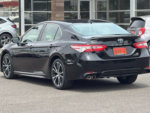 Used 2020 Toyota Camry SE w/ Sunroof Package FWD image 7