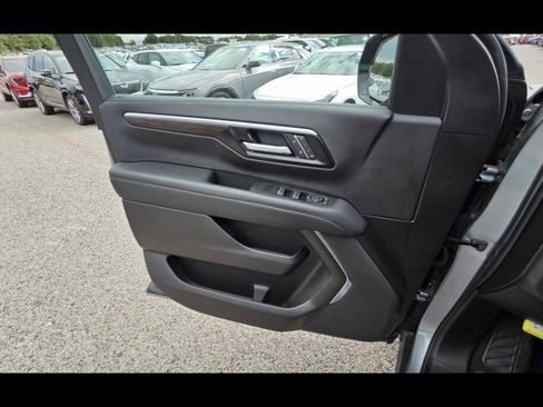 Used 2025 Chevrolet Suburban Z71 image 10