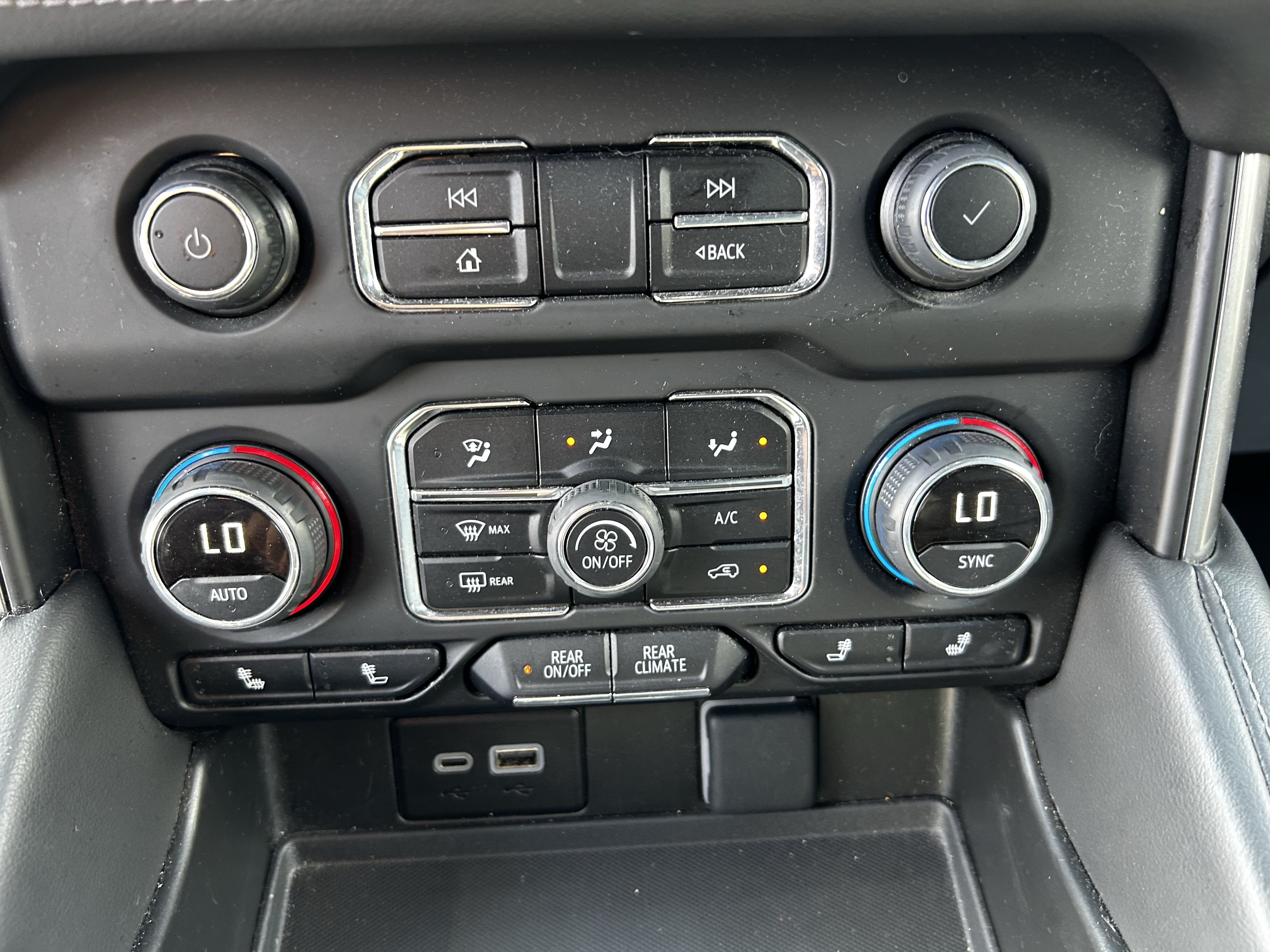 Used 2024 Chevrolet Tahoe LT AWD/4WD image 32
