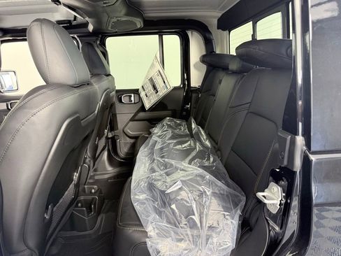 New 2025 Jeep Gladiator Sport w/ Premium Package image 17