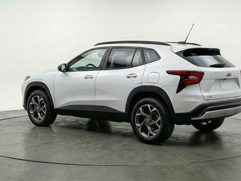 Used 2025 Chevrolet Trax LT w/ LT Convenience Package image 6