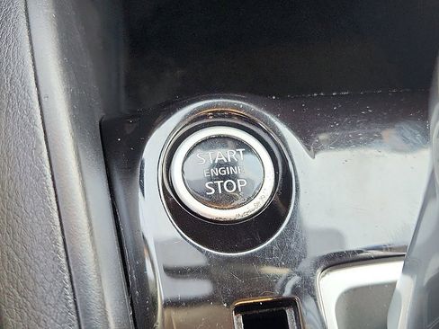 Used 2021 Nissan Versa SV image 13