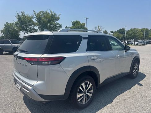 Used 2025 Nissan Pathfinder SL FWD image 5