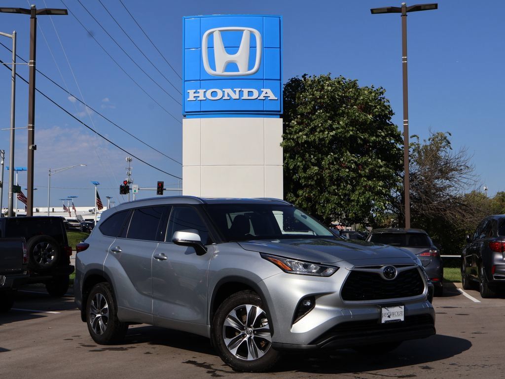 Used 2020 Toyota Highlander XLE AWD/4WD image 1