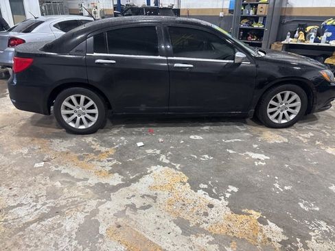 Used 2014 Chrysler 200 Limited w/ Sun/Sound Group image 2