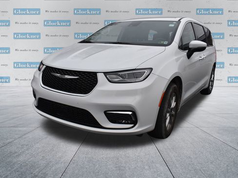 Used 2023 Chrysler Pacifica Touring-L w/ Uconnect Theater Family Group image 8