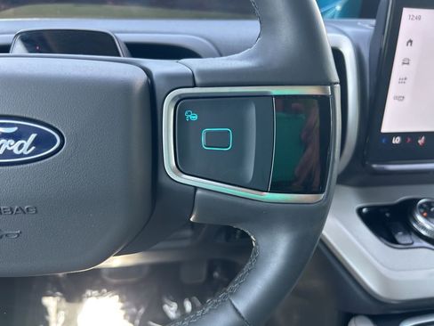 Used 2025 Ford Expedition Active AWD/4WD image 17