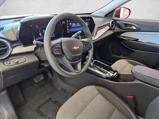 Used 2025 Chevrolet Trax LT FWD image 12
