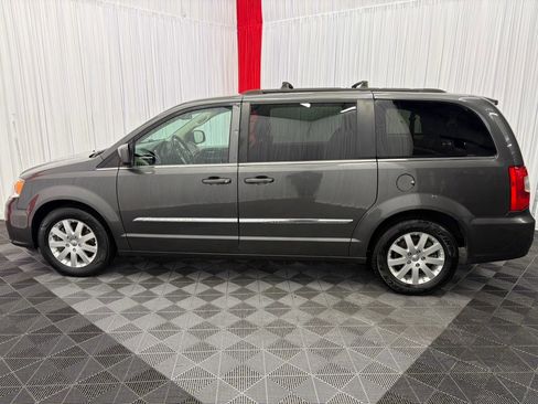 Used 2016 Chrysler Town & Country Touring FWD image 5