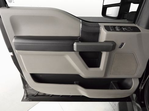 Used 2017 Ford F250 XLT w/ Snow Plow Prep Package image 9